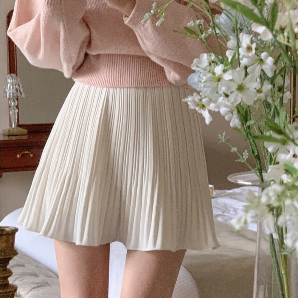 Women’s Korean Brand White Flared Pleated Mini Skirt Size S